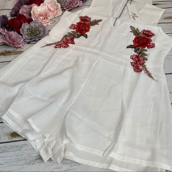 Sexy V Neck Keyhole Sleeveless Floral Embroidered Short Playsuit - Picture 13 of 16